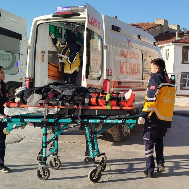 Boyabat'ta otomobille çarpışan motosikletteki 2 kişi yaralandı