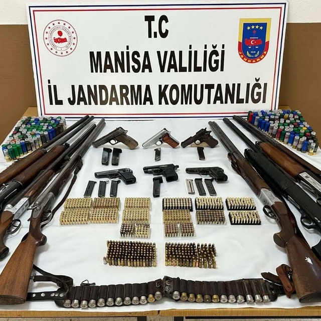 Manisa'da ruhsatsız silah operasyonu; 10 gözaltı