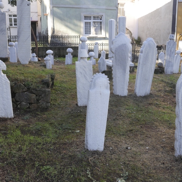 Trabzon'da tarihi mezar taşları temizlendi