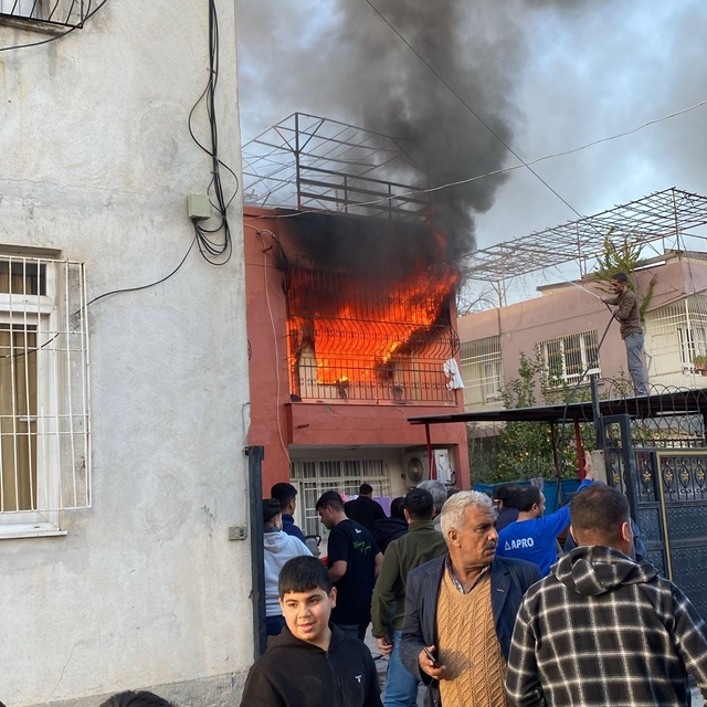 Adana'da yangın çıkan evde hasar oluştu