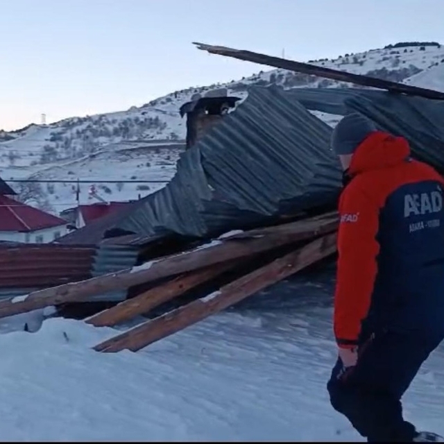 Posof'ta cami ve lojman üzerine çığ düştü