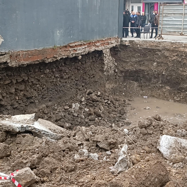 Balıkesir'de iş yerinin zemininde  çökme meydana geldi