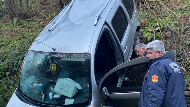 Samsun'da yamaçtan yuvarlanan hafif ticari araçtaki 3 kişi yaralandı