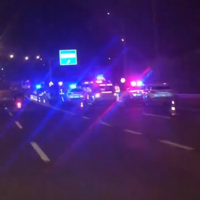 İzmir'de, otoyolda arızalanan otomobilini iterken arkadan gelen aracın çarp...