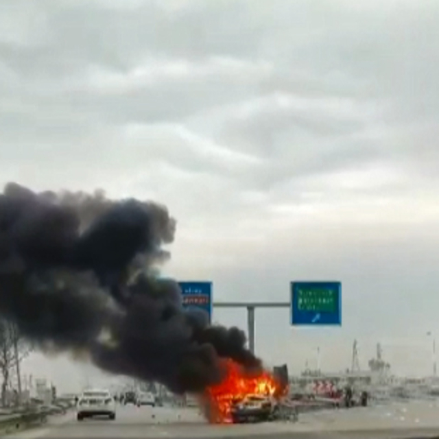 Bursa'da bariyerlere çarpan otomobil yandı