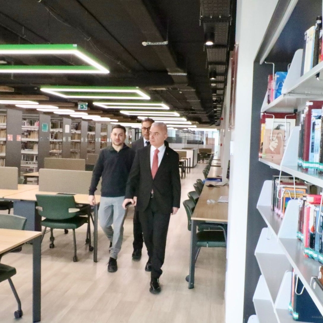 Kırklareli Valisi Turan, İl Halk Kütüphanesinde incelemede bulundu