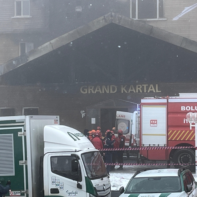 Kartalkaya'da 76 kişinin hayatını kaybettiği otelde AFAD ekipleri arama yap...