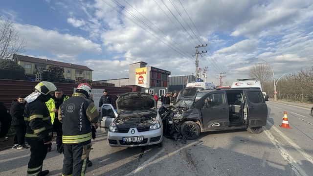 Kocaeli'de trafik kazasında 3 kişi yaralandı