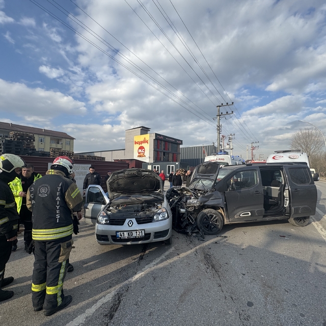 Kocaeli'de trafik kazasında 3 kişi yaralandı