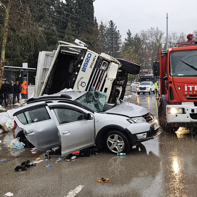 Sürücü koltuğundayken üzerine kamyon devrildi