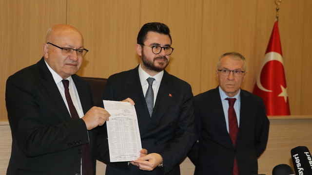 AK Parti Kayseri İl Başkanlığına seçilen Okandan, mazbatasını aldı