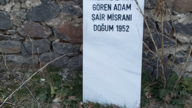 Evinin önünde cesedi, bahçe duvarının yanında mezar taşı bulundu