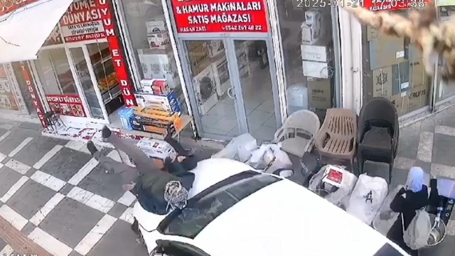 Baba ve oğlunun yaralandığı kaza kamerada