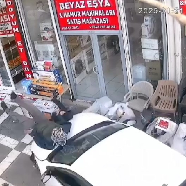 Baba ve oğlunun yaralandığı kaza kamerada