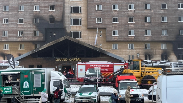 Kartalkaya'da 76 kişinin hayatını kaybettiği otelde AFAD arama yapıyor (4)