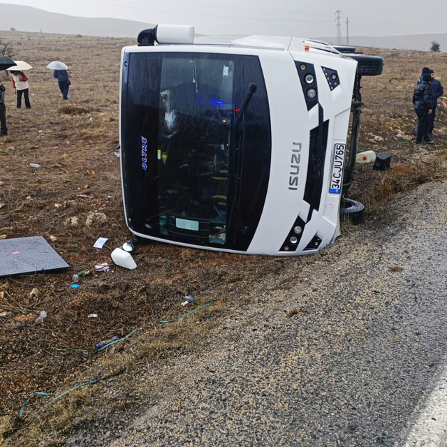 Midibüs şarampole devrildi, 3 turist yaralandı