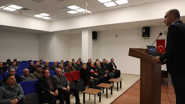 Hasankeyf'te çiftçilere zeytin yetiştiriciliği hakkında bilgilendirme yapıldı