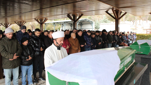 Yangında ölen 3 yaşındaki Ecrin, toprağa verildi