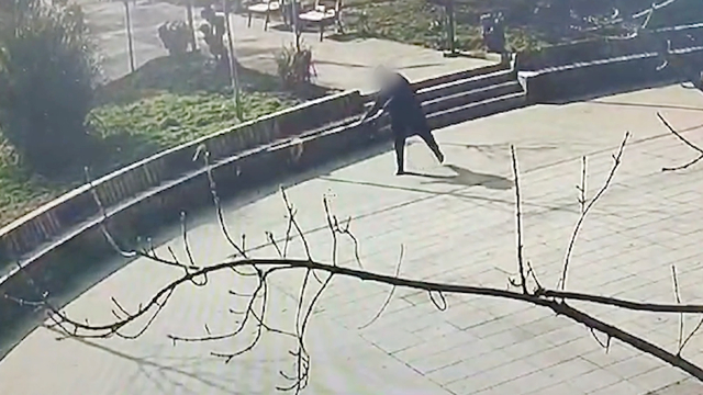Parka verdikleri zarar kameraya yansıdı; belediye 'Tebrikler gençler' diye paylaştı