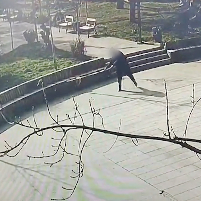 Parka verdikleri zarar kameraya yansıdı; belediye 'Tebrikler gençler' diye...