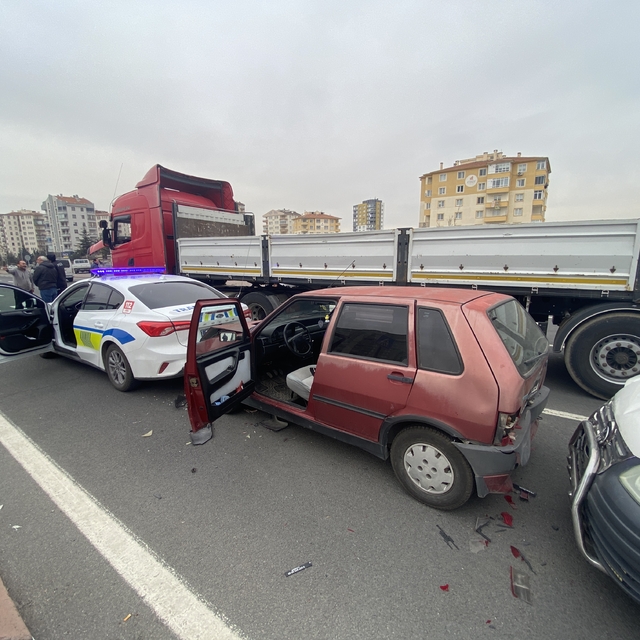 Kayseri'de zincirleme trafik kazasında 2 kişi yaralandı
