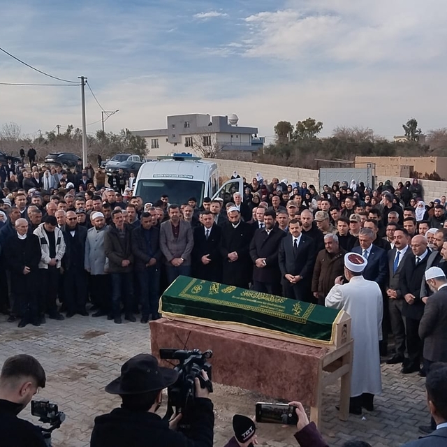 Bolu'daki yangında ölen Dilara defnedildi; kalp hastası babasına göz kulak...