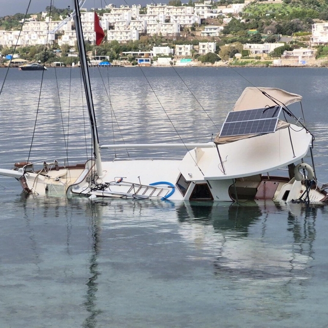 Bodrum'da kuvvetli rüzgarda sürüklenen ahşap tekne su alıp, battı
