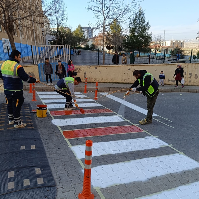 Mardin'de okul bölgelerinde yaya geçidi güvenliği için çalışma yapıldı