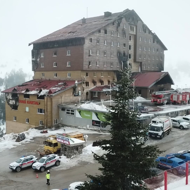Kartalkaya'da 76 kişinin hayatını kaybettiği otelde AFAD arama yaptı (5)