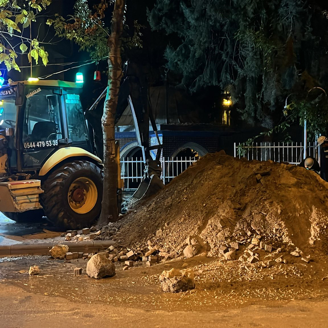 Belediye personeli gibi giyinip, kent merkezinde kaçak kazı yapan sanıklara...