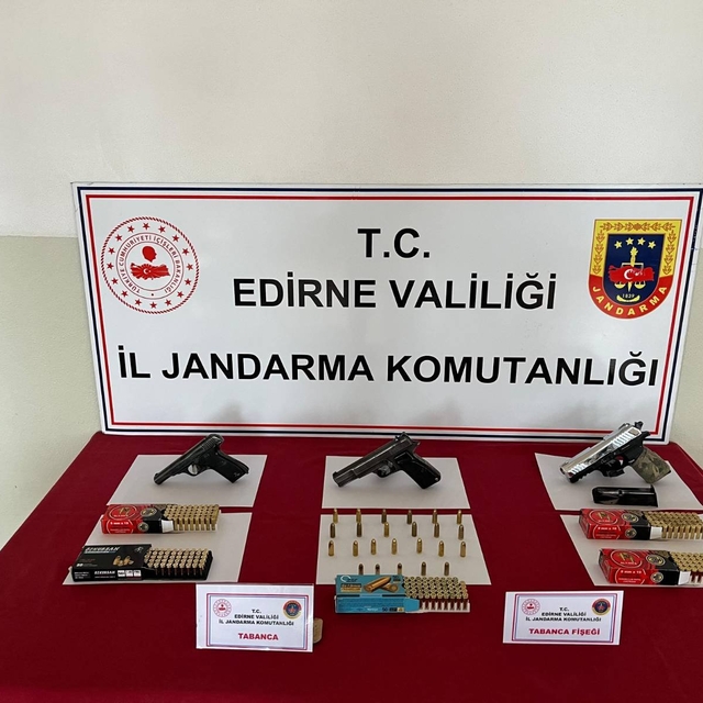 Edirne'de evinde 3 ruhsatsız tabanca bulunan şüpheli gözaltına alındı