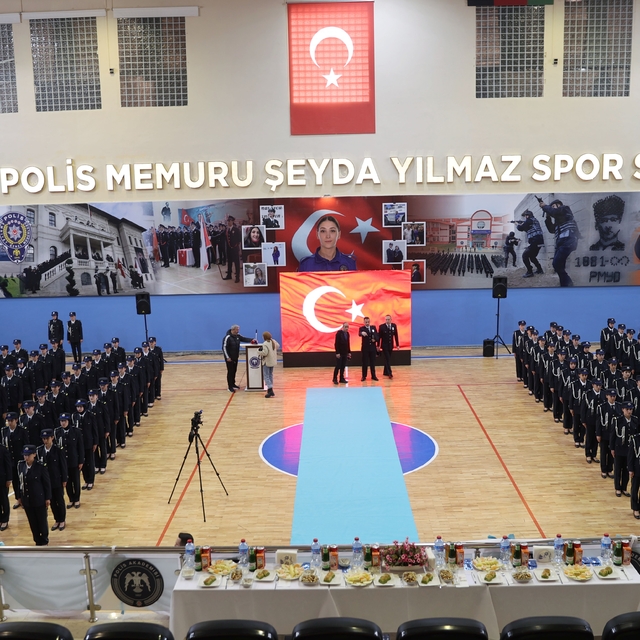 Şehit polis Şeyda Yılmaz'ın adı sınava girdiği Sivas'taki spor salonunda ya...