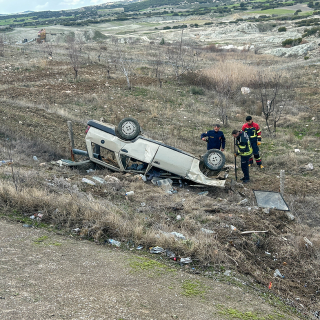 Uşak'ta tarlaya devrilen otomobilin sürücüsü yaralandı