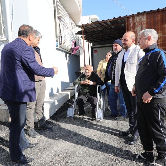 Hatay'da engelli bireyin yaşadığı konteynerin yolu asfaltlandı