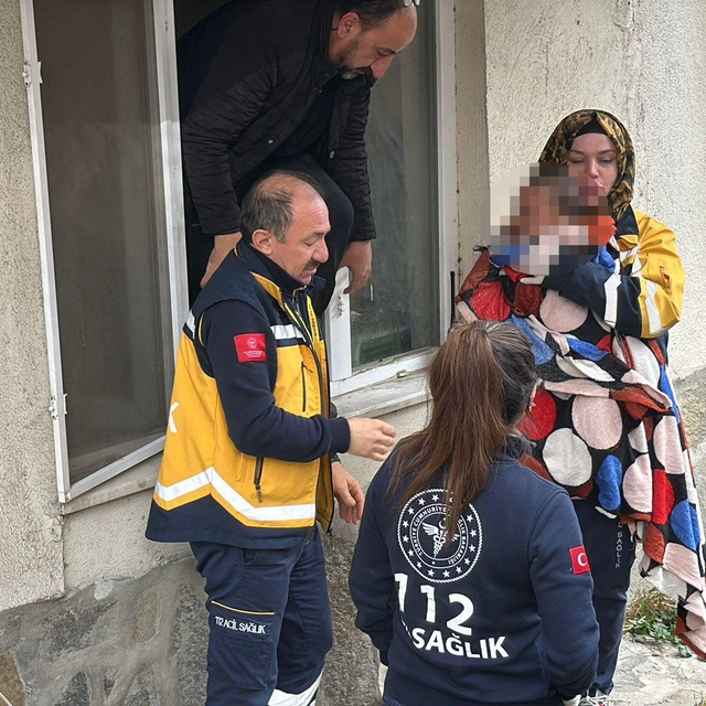 Annesinin yalnız bıraktığı 8 aylık bebeği, polis evden çıkardı