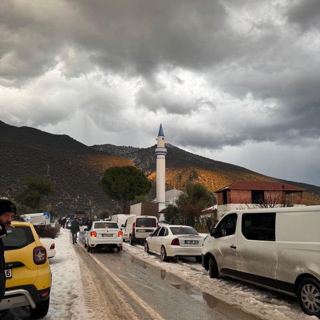 Antalya'da sağanak ve dolu etkili oldu