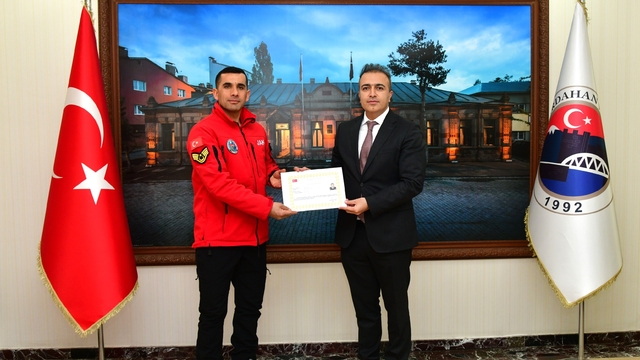 Ardahan'da donma tehlikesi geçiren Gürcü aileyi kurtaran ekip ödüllendirildi