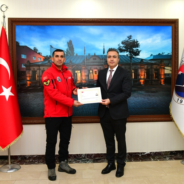 Ardahan'da donma tehlikesi geçiren Gürcü aileyi kurtaran ekip ödüllendirild...