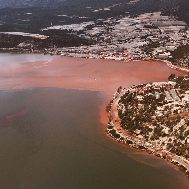Şiddetli yağmur ve dolu sele neden oldu, yol ulaşıma kapandı (2)