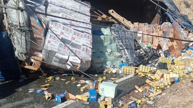 Kars'ta devrilen gıda yüklü kamyonun sürücüsü yaralandı