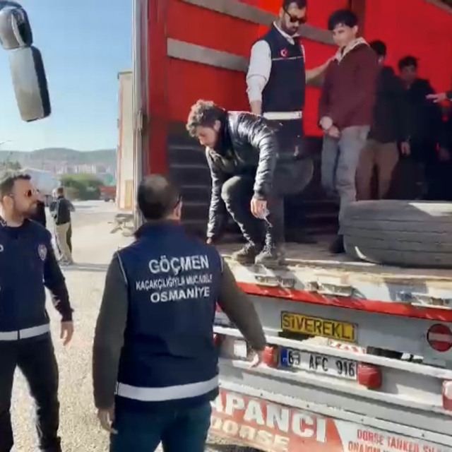 Osmaniye'de TIR'ın dorsesinde 39 kaçak göçmen yakalandı