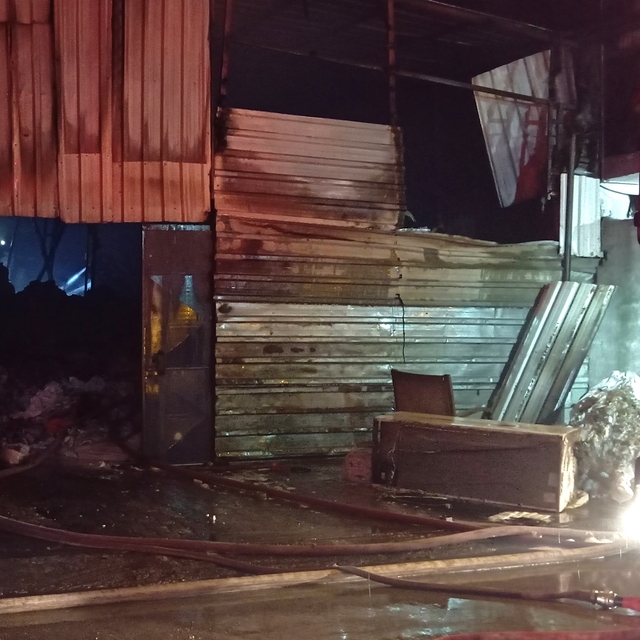 Mersin'de çuval deposunda çıkan yangın söndürüldü