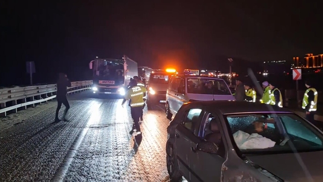 Yaralılara müdahalede eden sağlıkçılara otomobil çarptı; 2'si sağlıkçı 10 yaralı