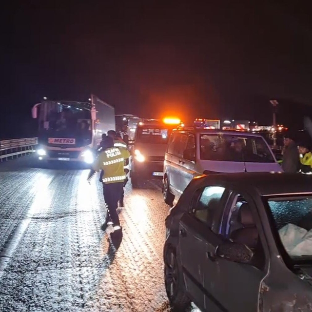 Yaralılara müdahalede eden sağlıkçılara otomobil çarptı; 2'si sağlıkçı 10 y...