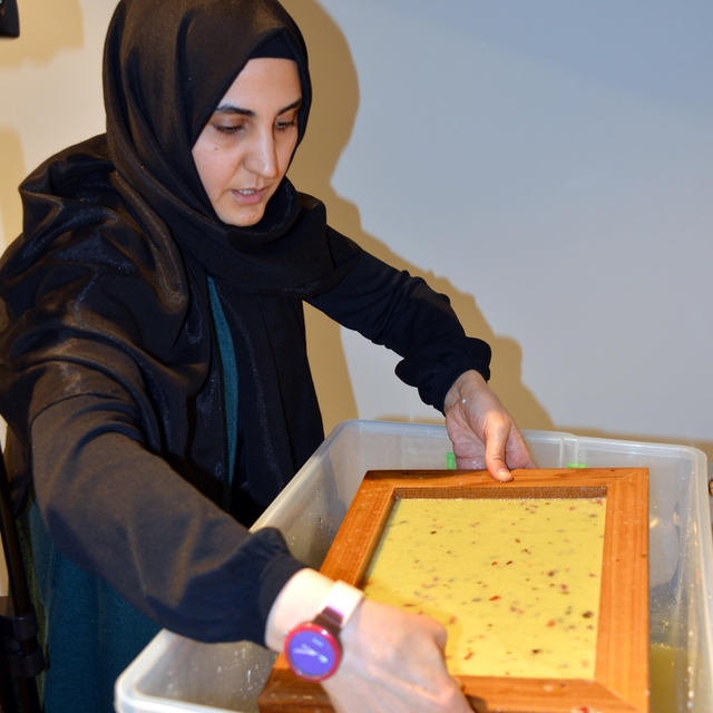 Atık kağıtları dönüştürüyorlar