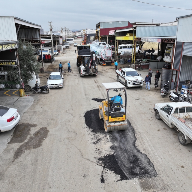 Silifke Zeyneli Hacı Sanayi Sitesi'nde yollar bakıma alındı