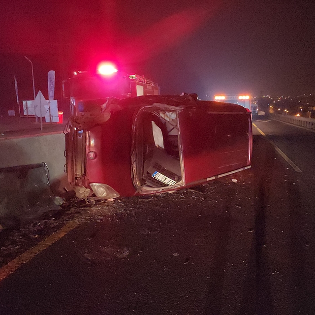 Alkollü sürücünün kullandığı hafif ticari araç, tomruk yüklü TIR'a çarptı