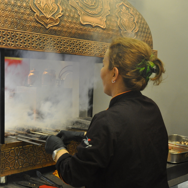 Kadın kebap ustası 15 yıl önce başına geçtiği ocağından ayrılamıyor