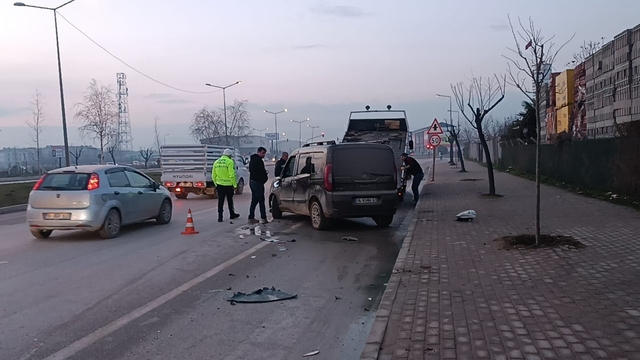 Bursa'da hafif ticari araçla otomobilin çarpışması sonucu 1 kişi yaralandı
