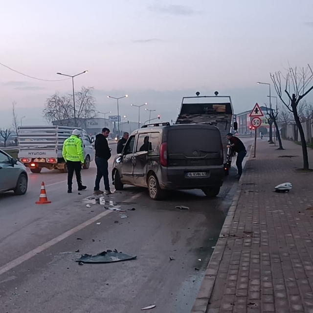 Bursa'da hafif ticari araçla otomobilin çarpışması sonucu 1 kişi yaralandı